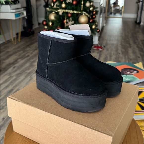 UGG Women’s Classic Mini Platform - Picture 2 of 6